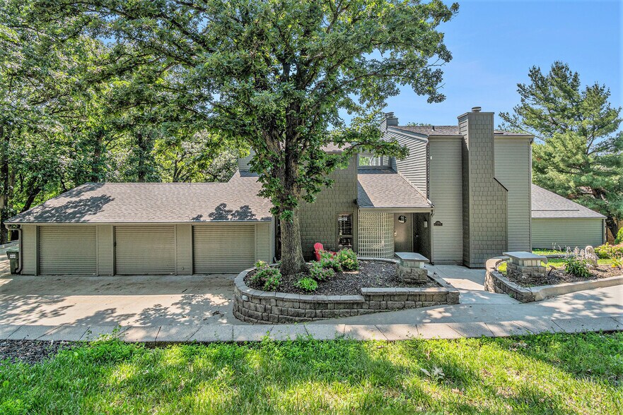 21811 Hillandale Rd, Elkhorn, NE for sale - Primary Photo - Image 1 of 41