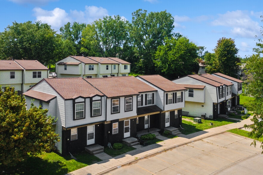 2517 Sylvan Glen Ct, Iowa City, IA for sale - Building Photo - Image 3 of 15