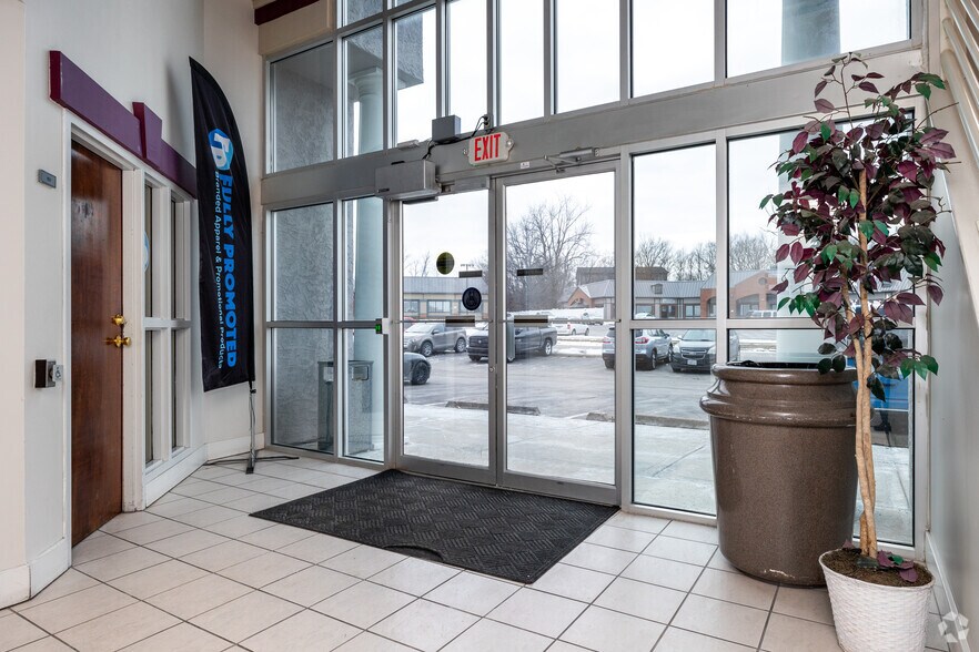 3737 S Elizabeth St, Independence, MO for lease - Lobby - Image 2 of 9