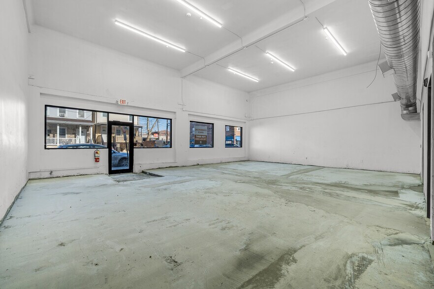 215 Market St, Perth Amboy, NJ à louer - Photo du bâtiment - Image 3 de 10