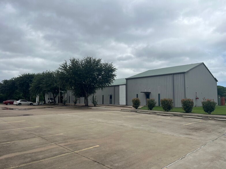 12204 Sharpview Dr, Houston, TX for lease - Building Photo - Image 3 of 17