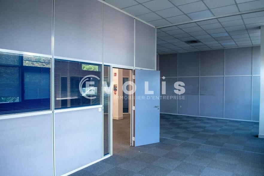 Flex in Villebon Sur Yvette for lease - Interior Photo - Image 2 of 41