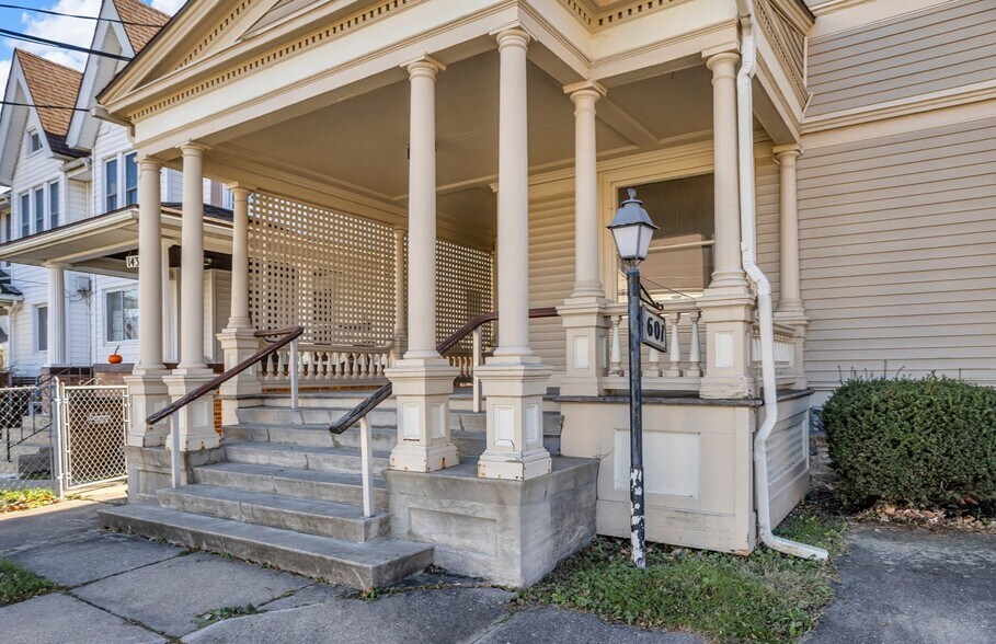601 S Jackson St, Jackson, MI à vendre - Photo du bâtiment - Image 3 de 53