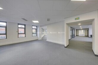 Office in Rueil-Malmaison for lease Interior Photo- Image 2 of 5