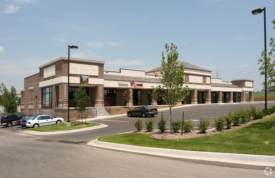 1160-1198 NE Douglas St, Lee's Summit, MO for lease - Building Photo - Image 2 of 4