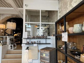 Retail in Lyon for lease Interior Photo- Image 2 of 4