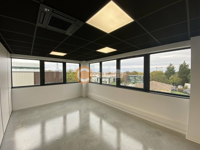 Office in Artigues-près-Bordeaux for lease - Interior Photo - Image 2 of 9
