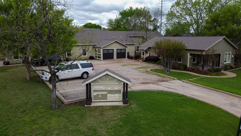 621 N Main St, Grapevine, TX à vendre - Photo du bâtiment - Image 1 de 1