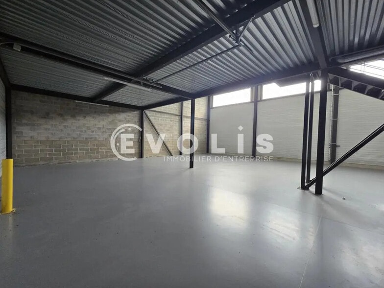 Flex in Marcoussis for lease - Interior Photo - Image 2 of 7