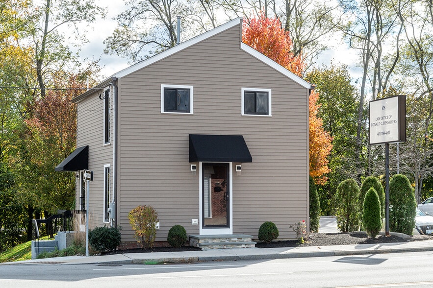 838 Reservoir Ave, Cranston, RI à vendre - Photo du bâtiment - Image 1 de 18