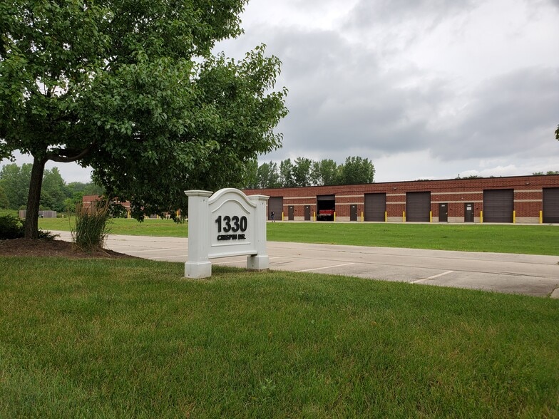 1330 Crispin Dr, Elgin, IL for lease - Building Photo - Image 3 of 10