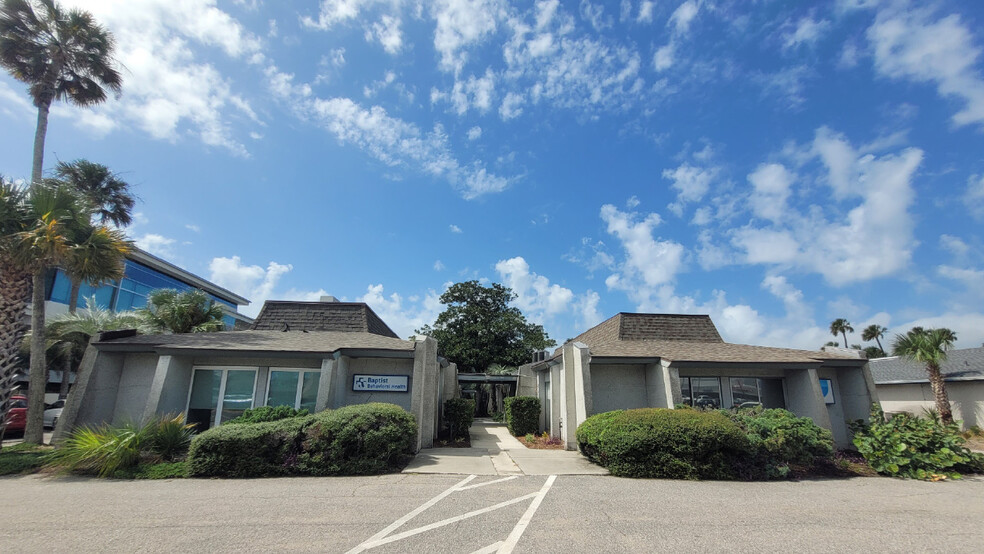 4 Office Buildings in Neptune Beach portfolio of 4 properties for sale on LoopNet.ca - Building Photo - Image 1 of 5