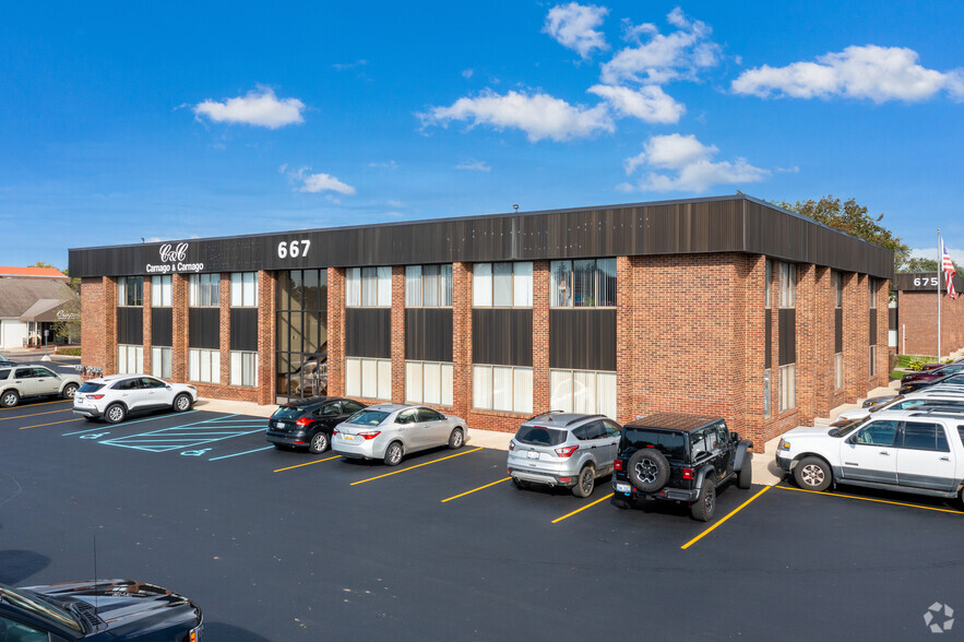 667-675 E Big Beaver Rd, Troy, MI for lease - Building Photo - Image 3 of 20