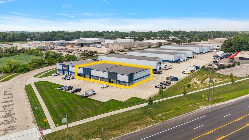 46250 Erb Dr, Macomb Township, MI à louer - Photo du bâtiment - Image 3 de 7