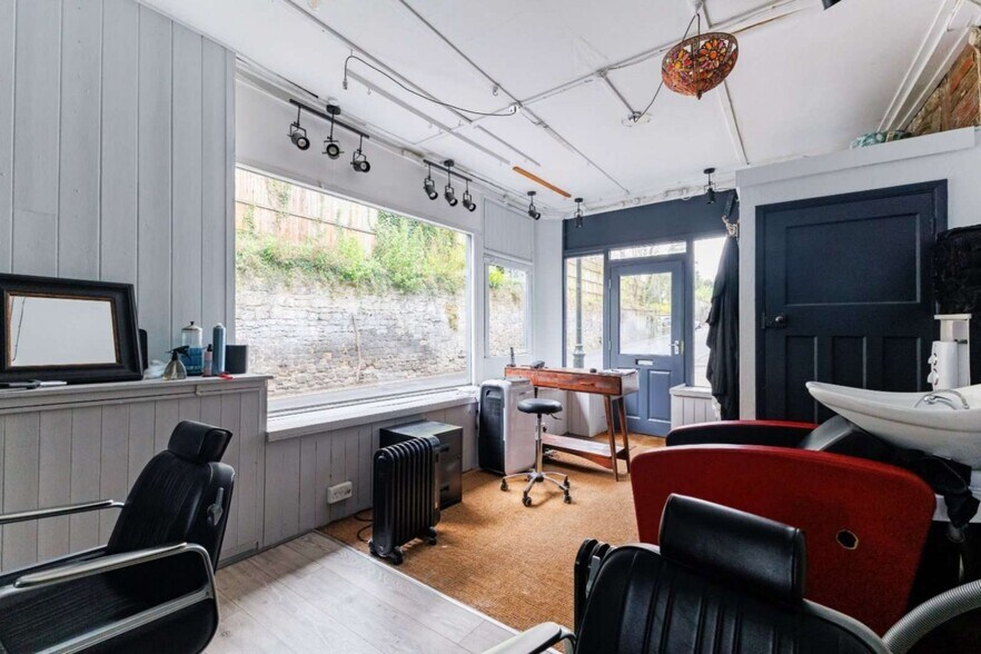 396 Pound St, Petworth à vendre - Photo du bâtiment - Image 2 de 11