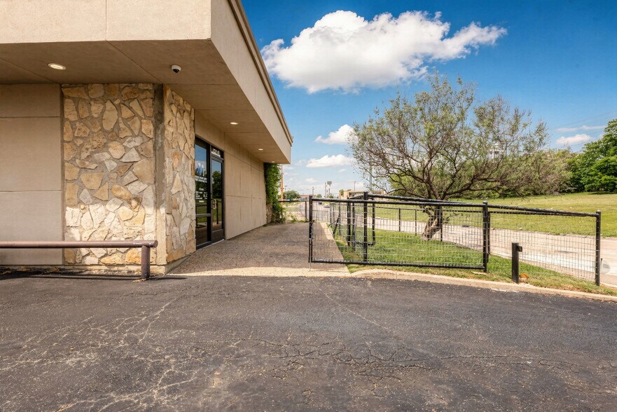 5316 Woodway Dr, Fort Worth, TX à louer - Photo du bâtiment - Image 2 de 11