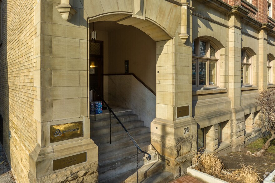 70 Bond St, Toronto, ON à louer - Photo du bâtiment - Image 3 de 4