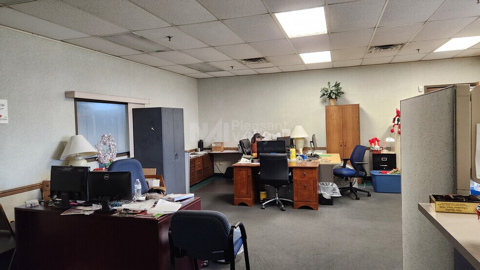 850 Moe Dr, Akron, OH à vendre - Photo du bâtiment - Image 2 de 7