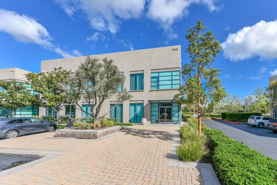 950 Roosevelt Ave, Irvine, CA for lease - Building Photo - Image 2 of 11
