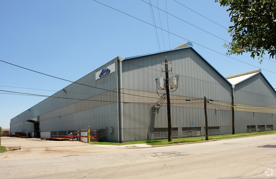 5311 Clinton Dr, Houston, TX à louer - Photo du bâtiment - Image 2 de 12
