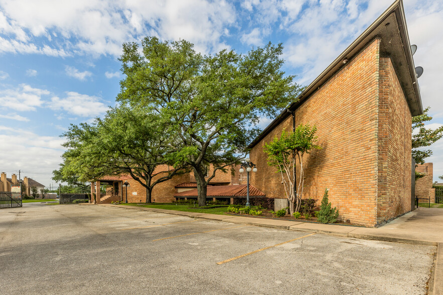 6303 Beverlyhill St, Houston, TX à vendre - Photo du bâtiment - Image 3 de 18