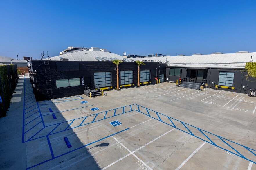 5431 W 104th St, Los Angeles, CA à vendre - Photo du bâtiment - Image 2 de 9