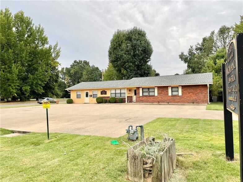 1801 W Huntsville Ave, Springdale, AR à louer - Photo du bâtiment - Image 2 de 7