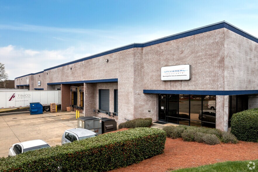 3401 Woodpark Blvd, Charlotte, NC à louer - Photo du bâtiment - Image 1 de 3