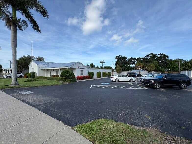 5750 Swift Rd, Sarasota, FL à vendre - Photo du bâtiment - Image 3 de 27
