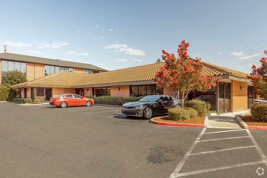 2045 Hurley Way, Sacramento, CA à vendre - Photo du bâtiment - Image 2 de 4