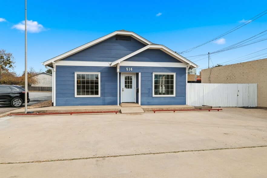 516 N Locust St, Denton, TX for lease - Primary Photo - Image 1 of 24