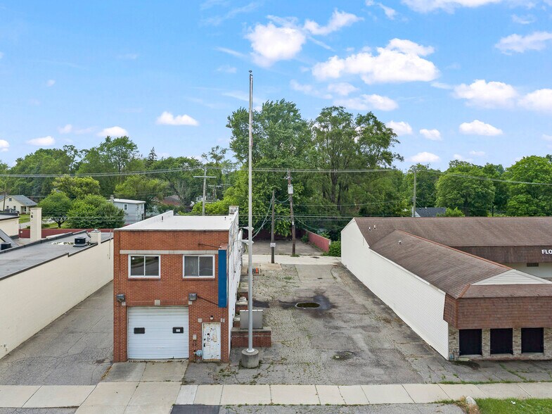 25120 5 Mile Rd, Redford, MI à vendre - Photo du bâtiment - Image 3 de 5