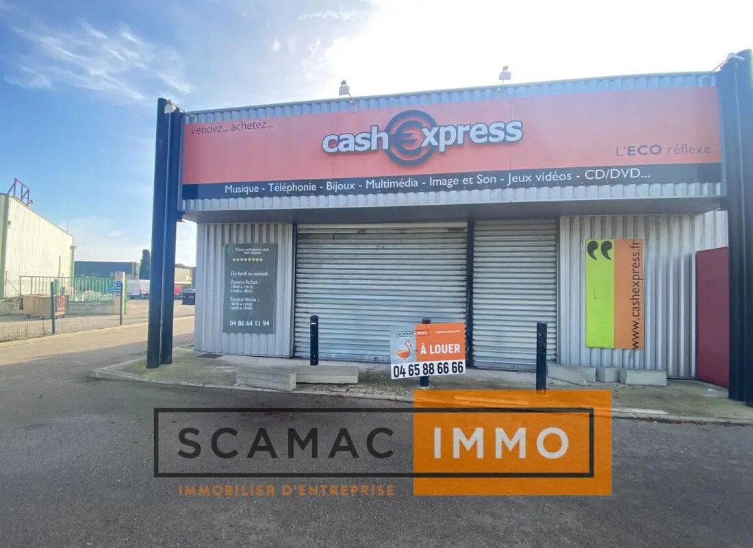 Retail in Saint-Mitre-les-Remparts for lease Building Photo- Image 1 of 5