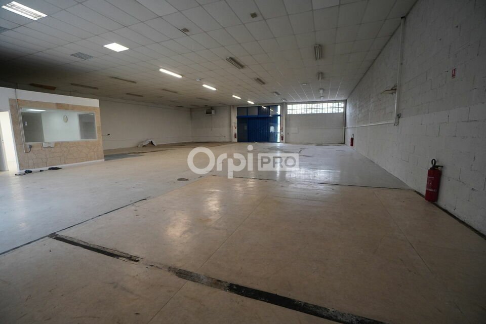 Flex in Dijon for lease Interior Photo- Image 1 of 7