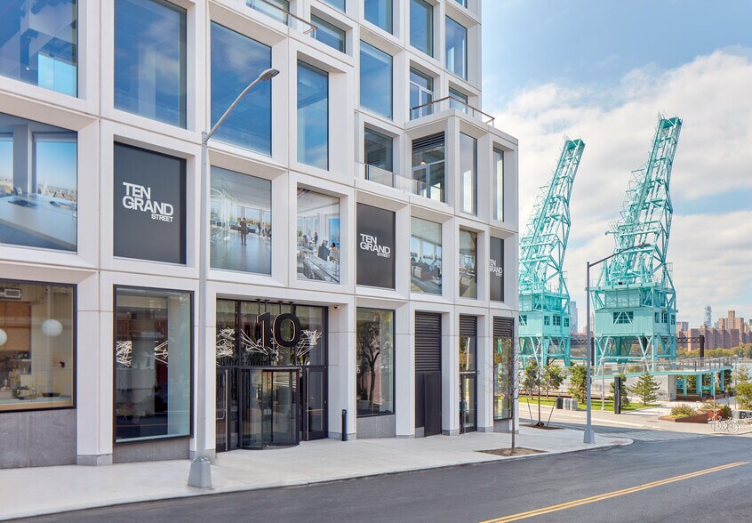 10 Grand St, Brooklyn, NY à louer - Photo du bâtiment - Image 2 de 15