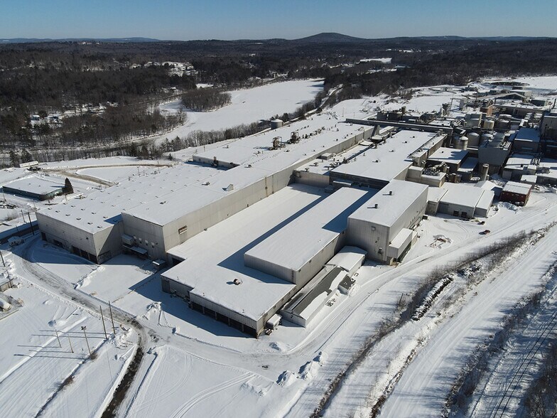 300 Riley Rd, Jay, ME à louer - Photo du bâtiment - Image 2 de 15