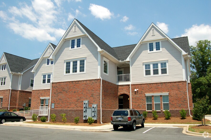 575 Davidson Gateway Dr, Davidson, NC à vendre - Photo du bâtiment - Image 2 de 21