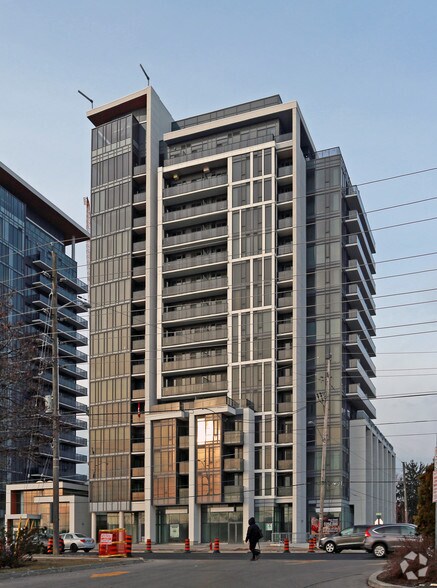 9610-9612 Yonge St, Richmond Hill, ON à vendre - Photo du bâtiment - Image 2 de 7