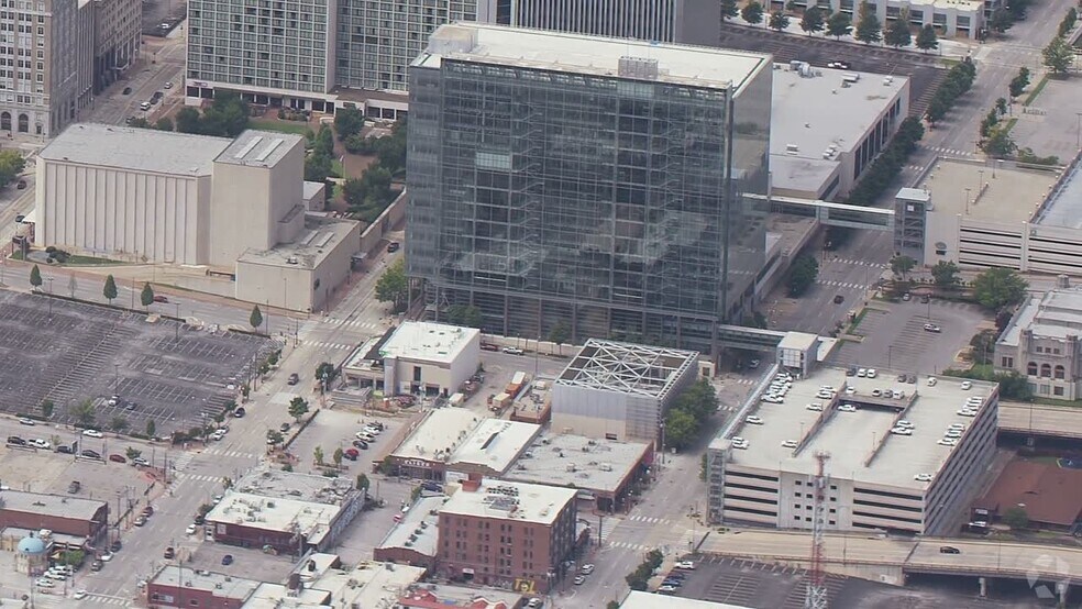 175 E 2nd St, Tulsa, OK à louer - Vidéo aérienne - Image 2 de 17