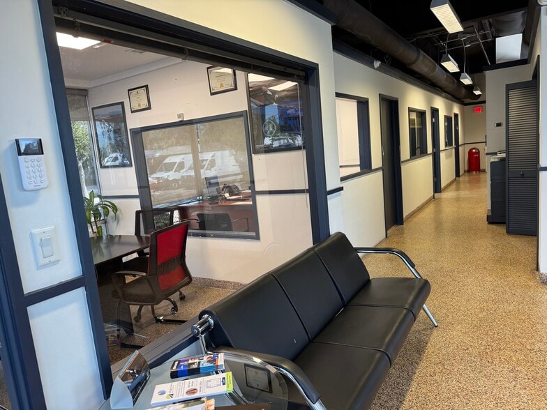 2980 W Oakland Park Blvd, Oakland Park, FL for sale - Building Photo - Image 3 of 13