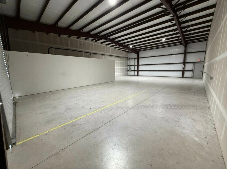 299 Navarro Drive portefeuille de 2 propriétés à vendre sur LoopNet.ca - Photo du bâtiment - Image 2 de 42
