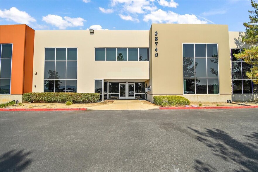 38740 Sky Canyon Dr, Murrieta, CA à louer - Photo du bâtiment - Image 1 de 30