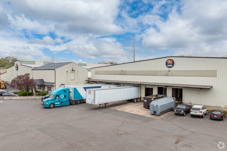 18 Railroad St, Royersford, PA à vendre - Photo du bâtiment - Image 2 de 11