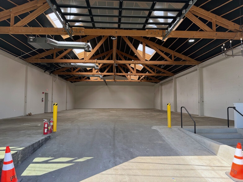 633 SE Clay St, Portland, OR for lease - Building Photo - Image 2 of 8