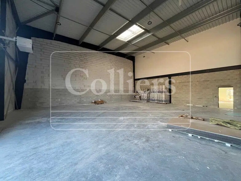 Flex in Venelles for lease - Interior Photo - Image 2 of 9