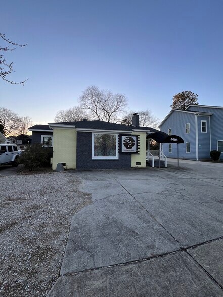 4904 Park Rd, Charlotte, NC à louer - Photo du bâtiment - Image 1 de 1