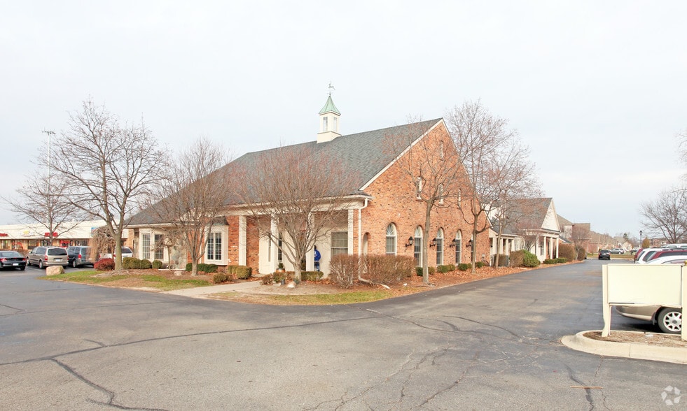 4247-4371 E 14 Mile Rd, Sterling Heights, MI for lease - Building Photo - Image 1 of 10