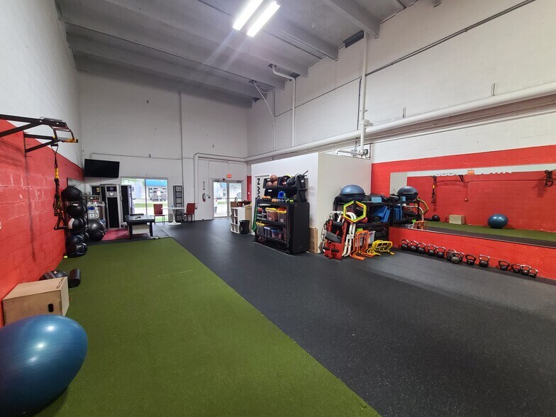 4980 NW 165th St, Miami Gardens, FL à vendre - Photo intérieure - Image 2 de 6