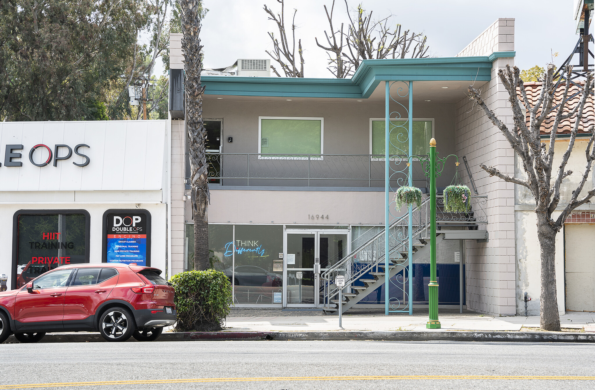 16944 Ventura Blvd, Encino, CA à louer Photo du bâtiment- Image 1 de 11