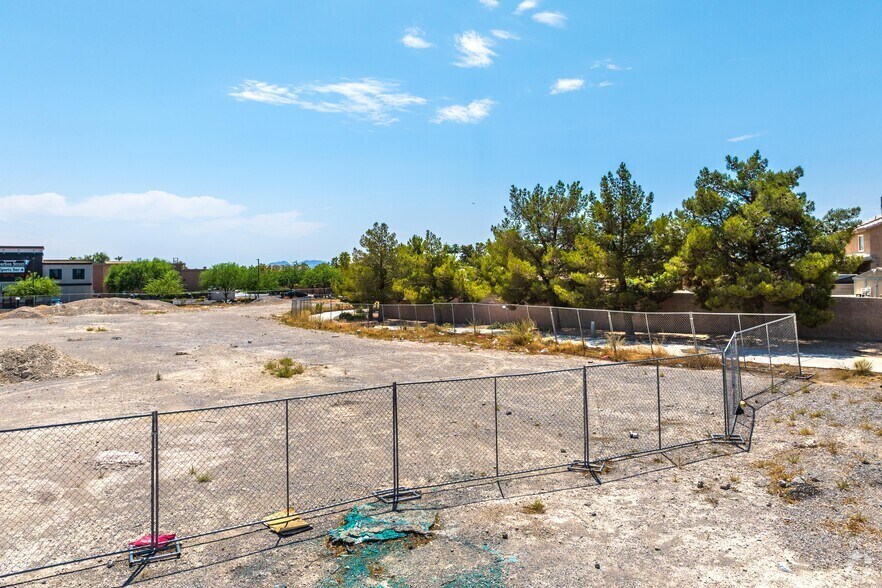 7285 W Azure Dr, Las Vegas, NV à vendre - Photo du bâtiment - Image 3 de 19